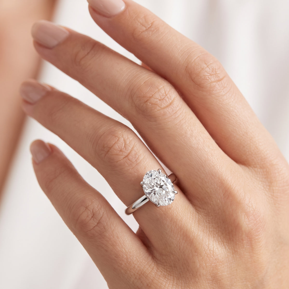 _lifestyle_image@SKU:R6203-LADO02000004W #metal_10k-white-gold+origin_lab-grown+quality_g-si