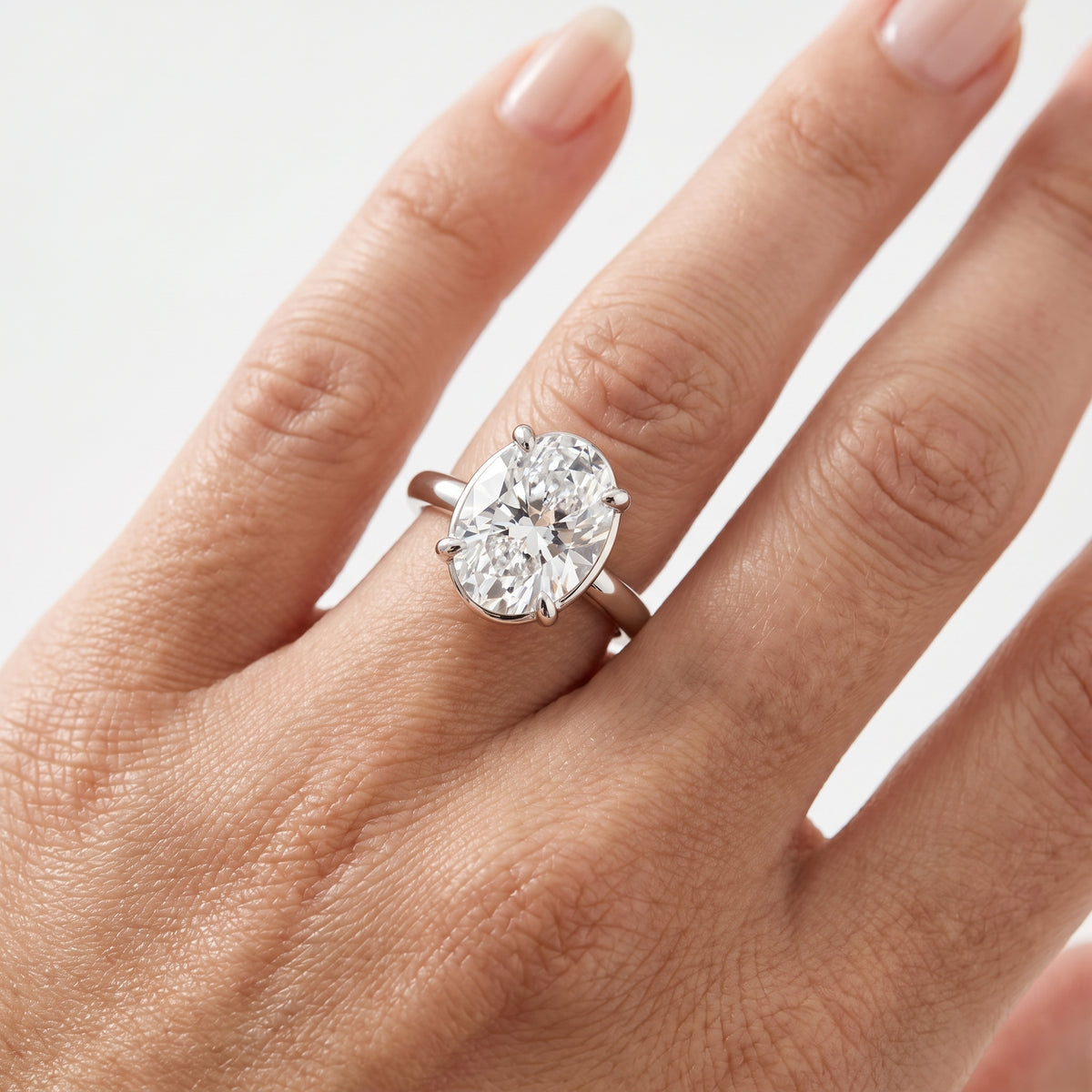 _lifestyle_image@SKU:R6203-LADO03000004W #metal_10k-white-gold+origin_lab-grown+quality_g-si