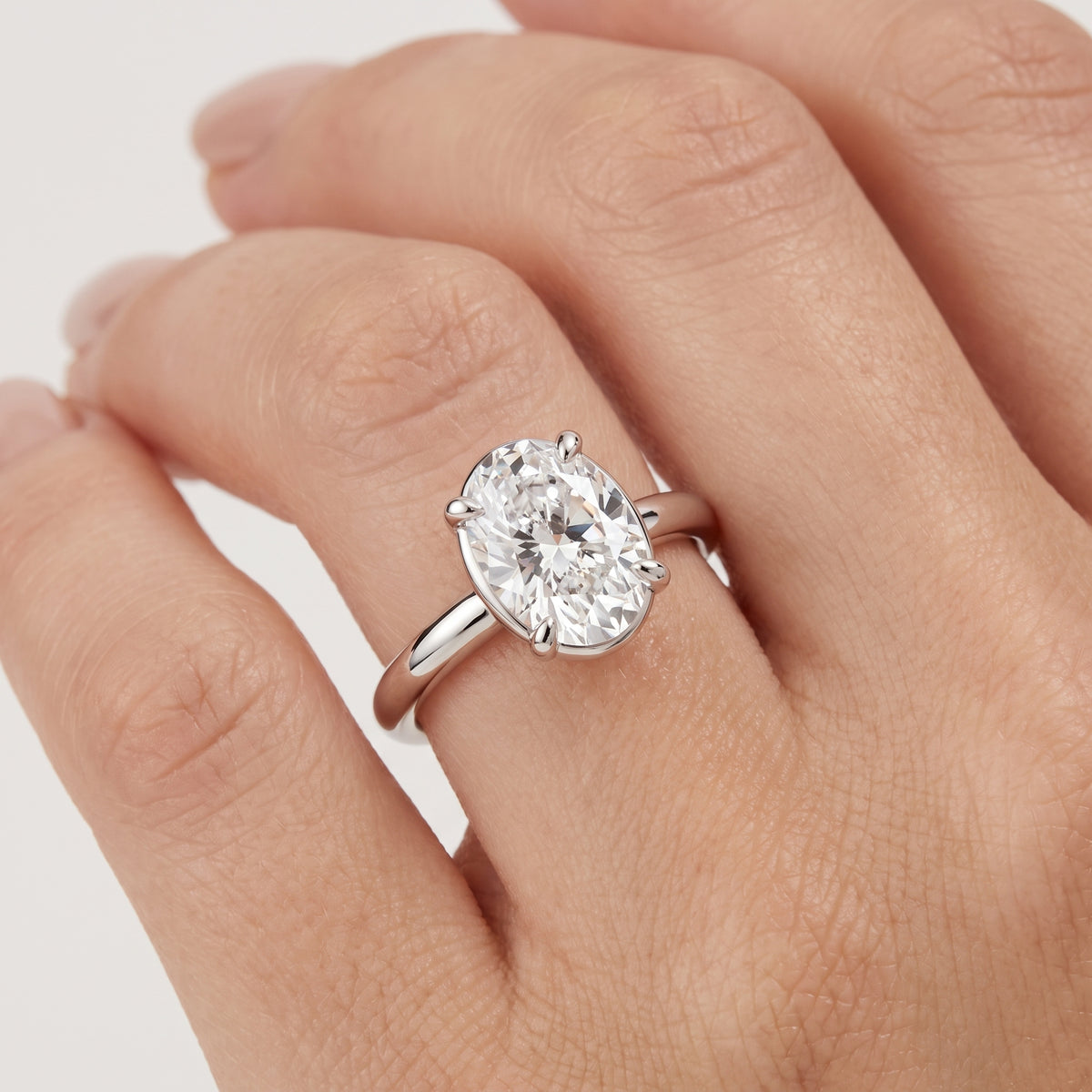 _lifestyle_image@SKU:R6203-LADO04000005W #metal_10k-white-gold+origin_lab-grown+quality_g-si