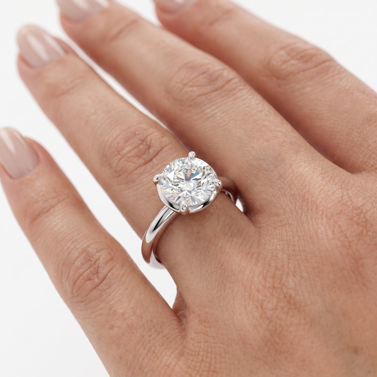 _lifestyle_image@SKU:R6203-LADR02000004W #metal_10k-white-gold+origin_lab-grown+quality_g-si