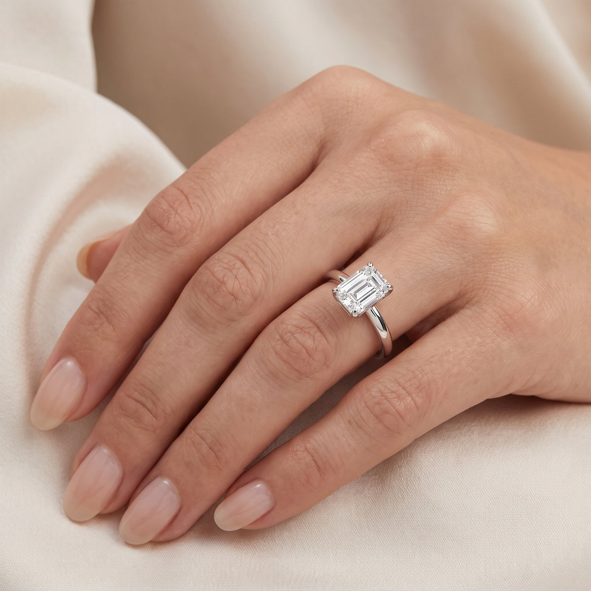 _lifestyle_image@SKU:R6203-LGDE01000004W #metal_14k-white-gold+origin_lab-grown+quality_ef-vs2+