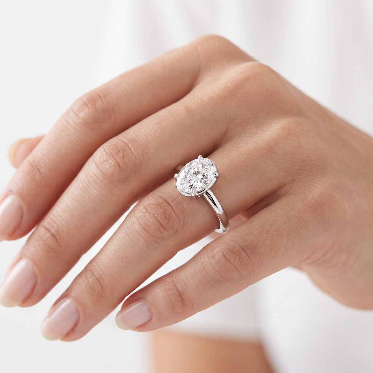 _lifestyle_image@SKU:R6203-LGDO02000004W #metal_14k-white-gold+origin_lab-grown+quality_ef-vs2+
