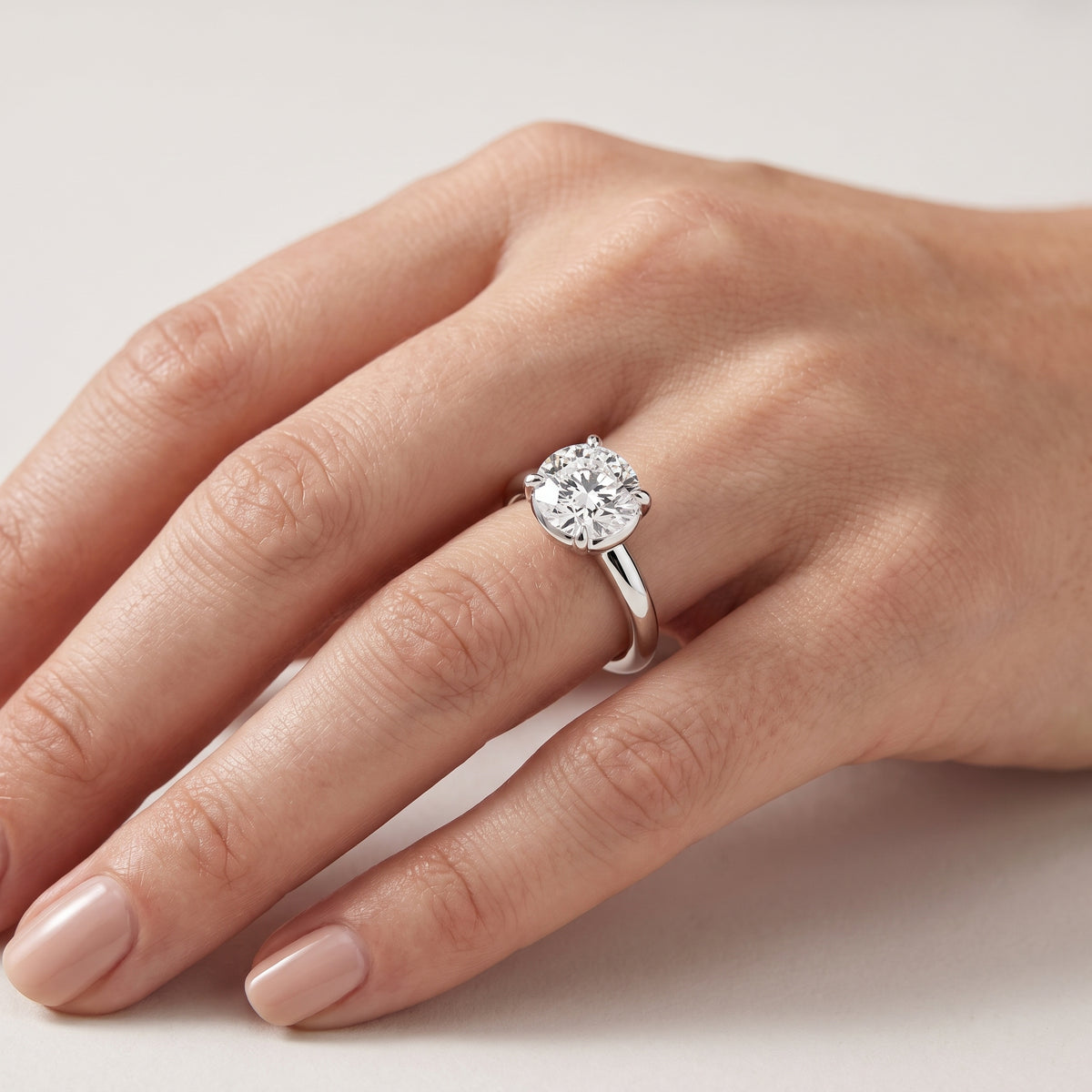 _lifestyle_image@SKU:R6203-LGDR0300000PL #metal_platinum+origin_lab-grown+quality_ef-vs2+