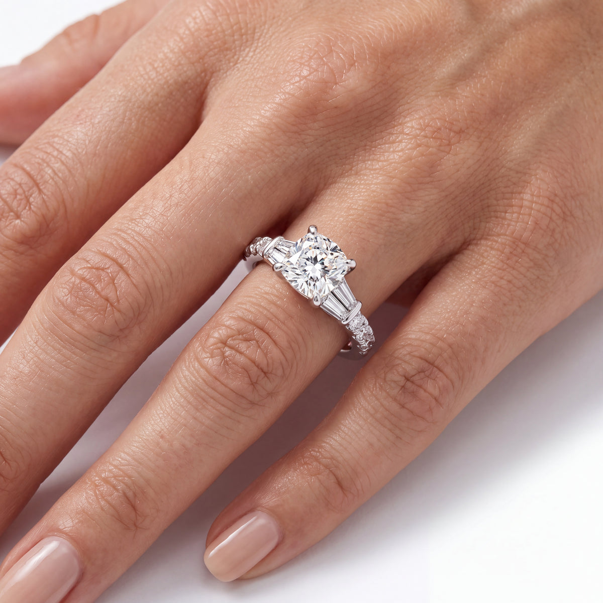 _lifestyle_image@SKU:R6517-LADC01000004W #metal_10k-white-gold+origin_lab-grown+quality_g-si