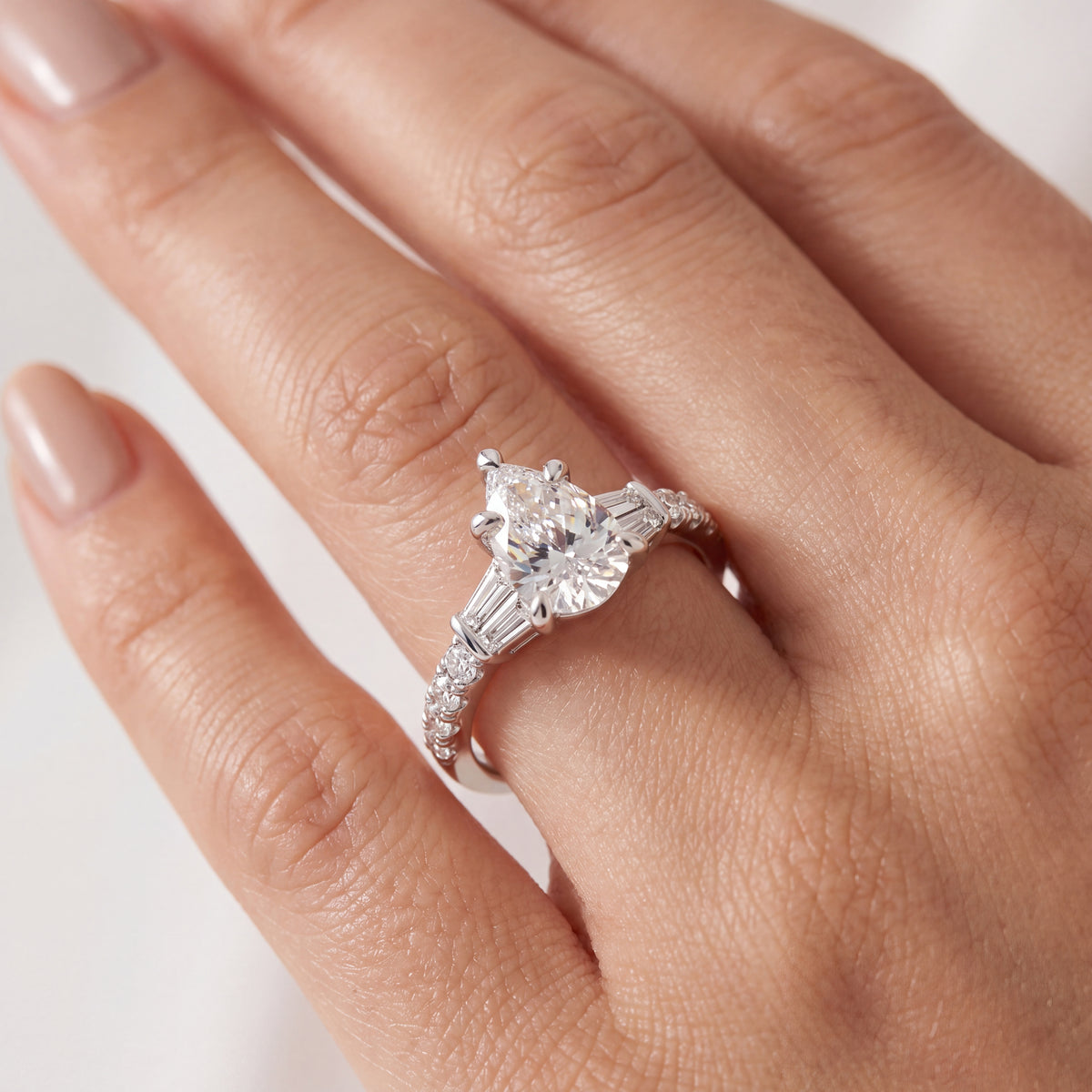 _lifestyle_image@SKU:R6517-LADD01000004W #metal_10k-white-gold+origin_lab-grown+quality_g-si