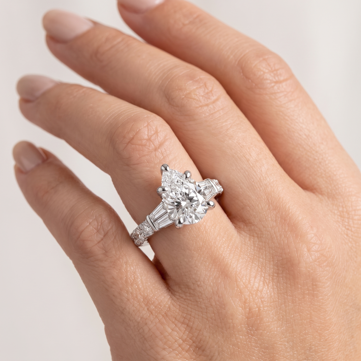 _lifestyle_image@SKU:R6517-LADD02000004W #metal_10k-white-gold+origin_lab-grown+quality_g-si