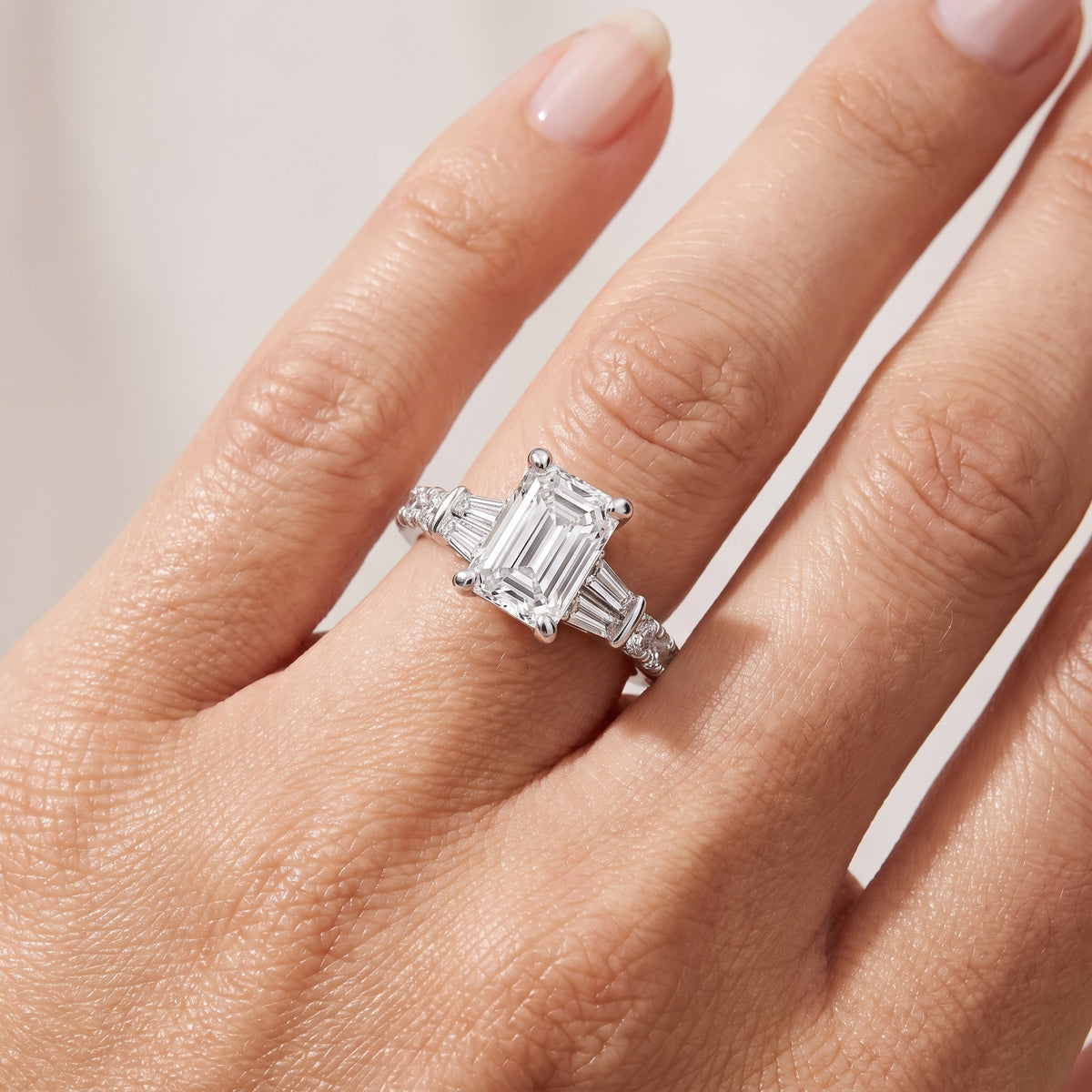 _lifestyle_image@SKU:R6517-LADE02000004W #metal_10k-white-gold+origin_lab-grown+quality_g-si