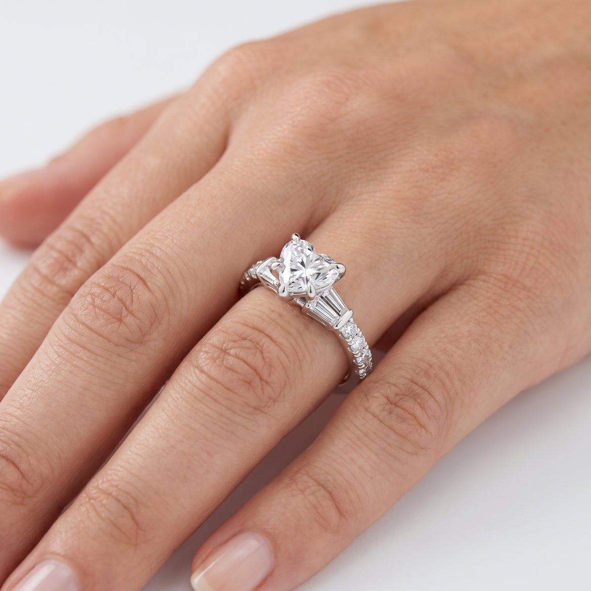 _lifestyle_image@SKU:R6517-LGDH01000004W #metal_14k-white-gold+origin_lab-grown+quality_ef-vs2+