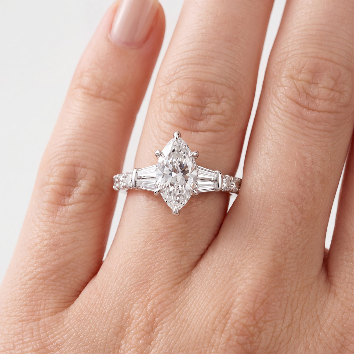 _lifestyle_image@SKU:R6517-LADM01000004W #metal_10k-white-gold+origin_lab-grown+quality_g-si