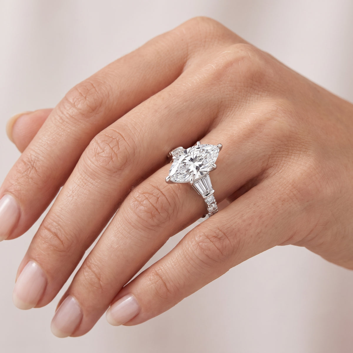 _lifestyle_image@SKU:R6517-LADM04000004W #metal_10k-white-gold+origin_lab-grown+quality_g-si