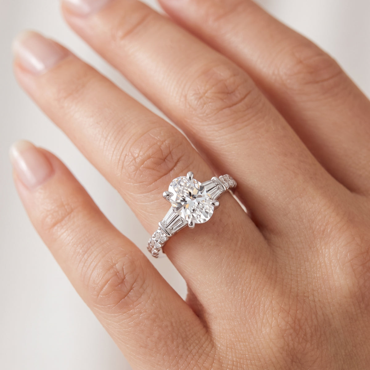 _lifestyle_image@SKU:R6517-LADO01000004W #metal_10k-white-gold+origin_lab-grown+quality_g-si