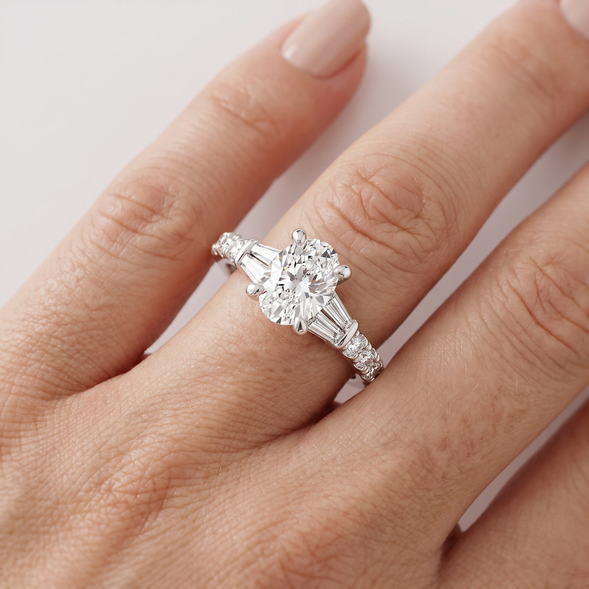 _lifestyle_image@SKU:R6517-LADO02000004W #metal_10k-white-gold+origin_lab-grown+quality_g-si