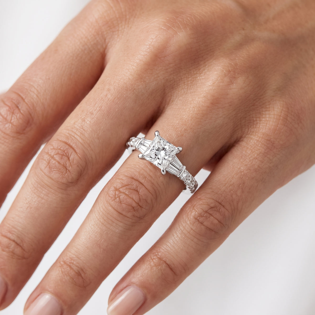_lifestyle_image@SKU:R6517-LADP01000004W #metal_10k-white-gold+origin_lab-grown+quality_g-si