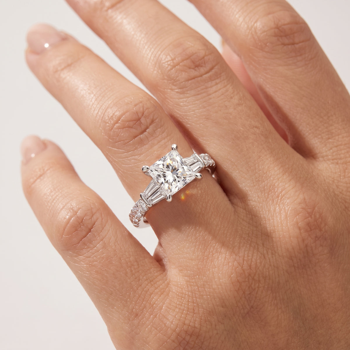 _lifestyle_image@SKU:R6517-LADP02000004W #metal_10k-white-gold+origin_lab-grown+quality_g-si