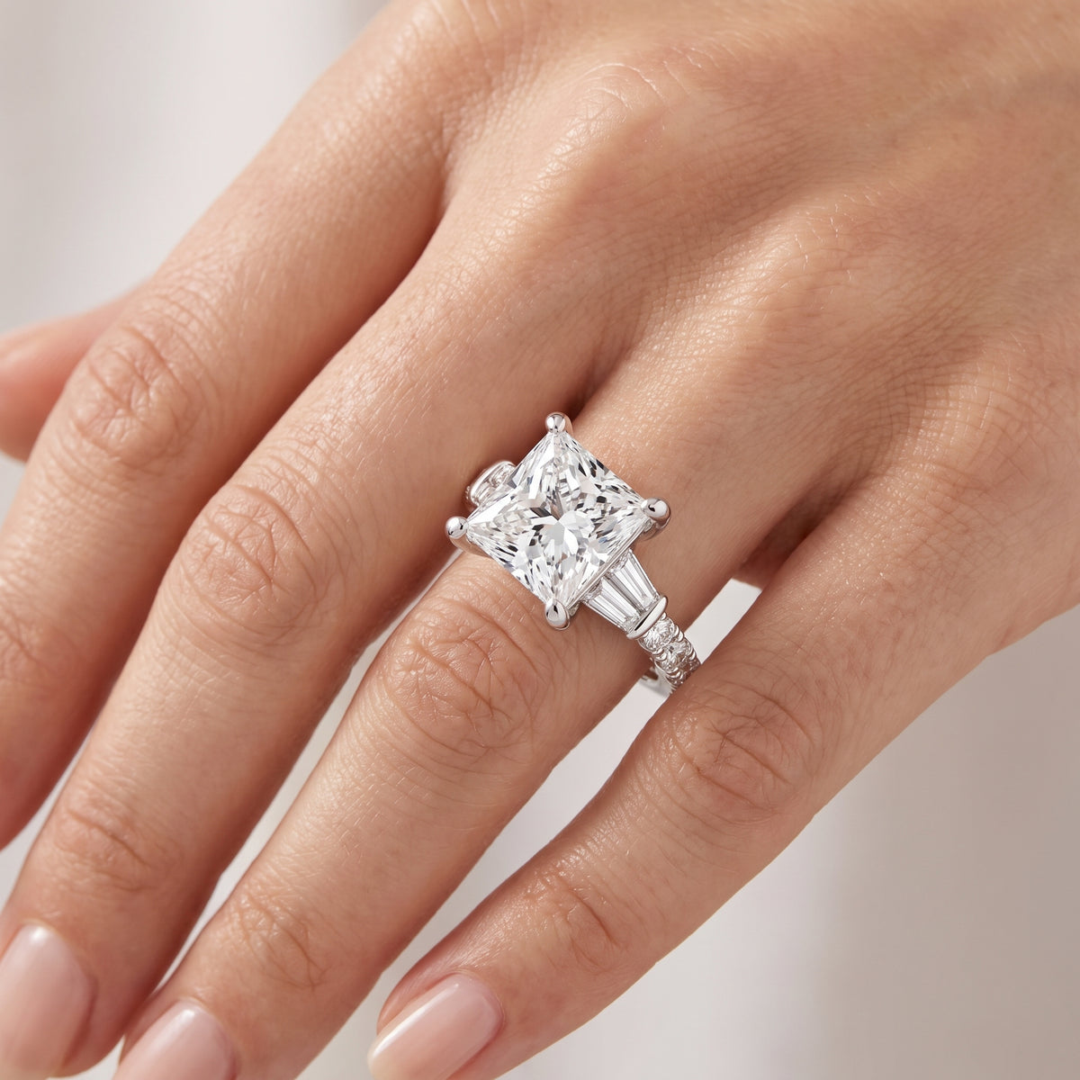 _lifestyle_image@SKU:R6517-LADP04000004W #metal_10k-white-gold+origin_lab-grown+quality_g-si