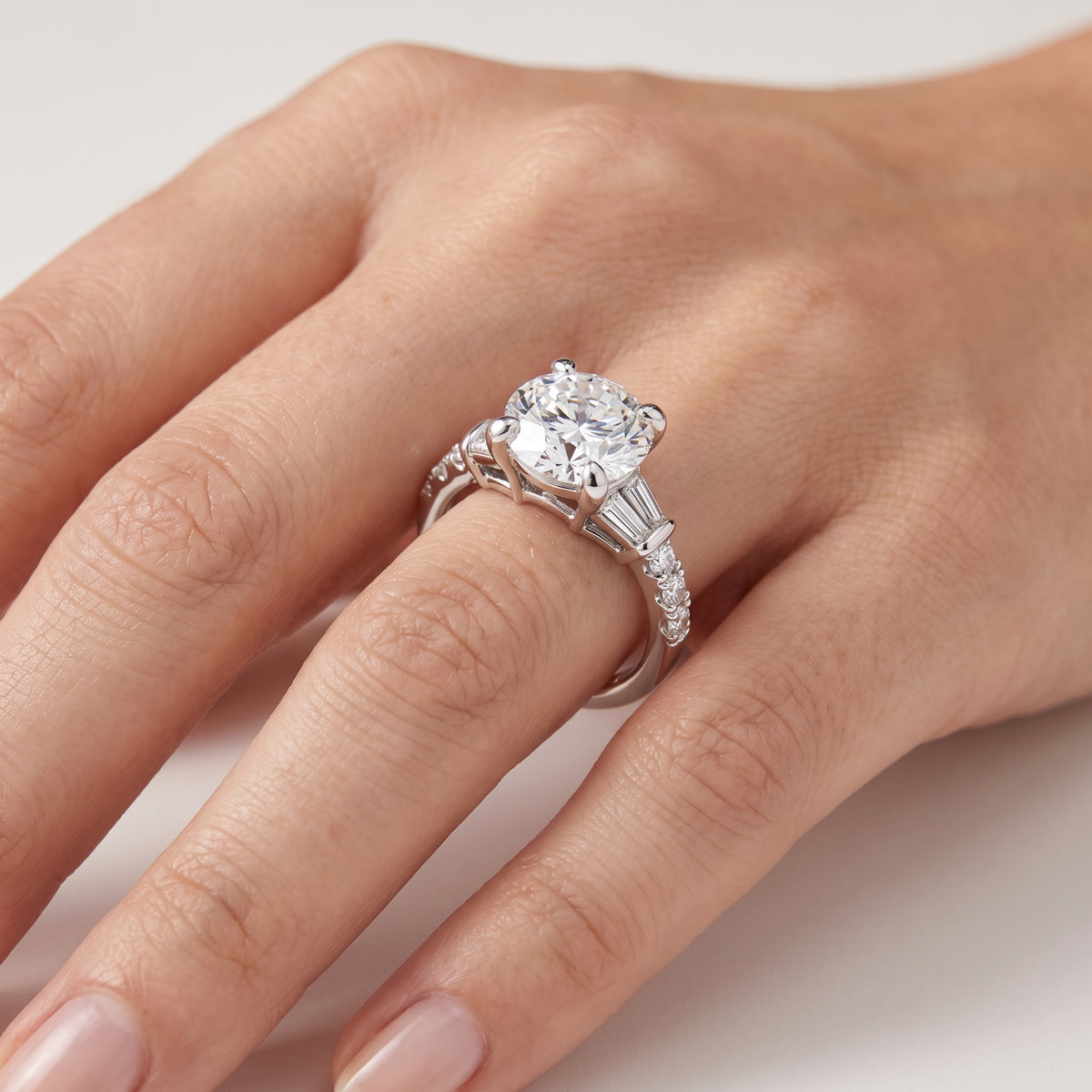 _lifestyle_image@SKU:R6517-LADR03000004W #metal_10k-white-gold+origin_lab-grown+quality_g-si