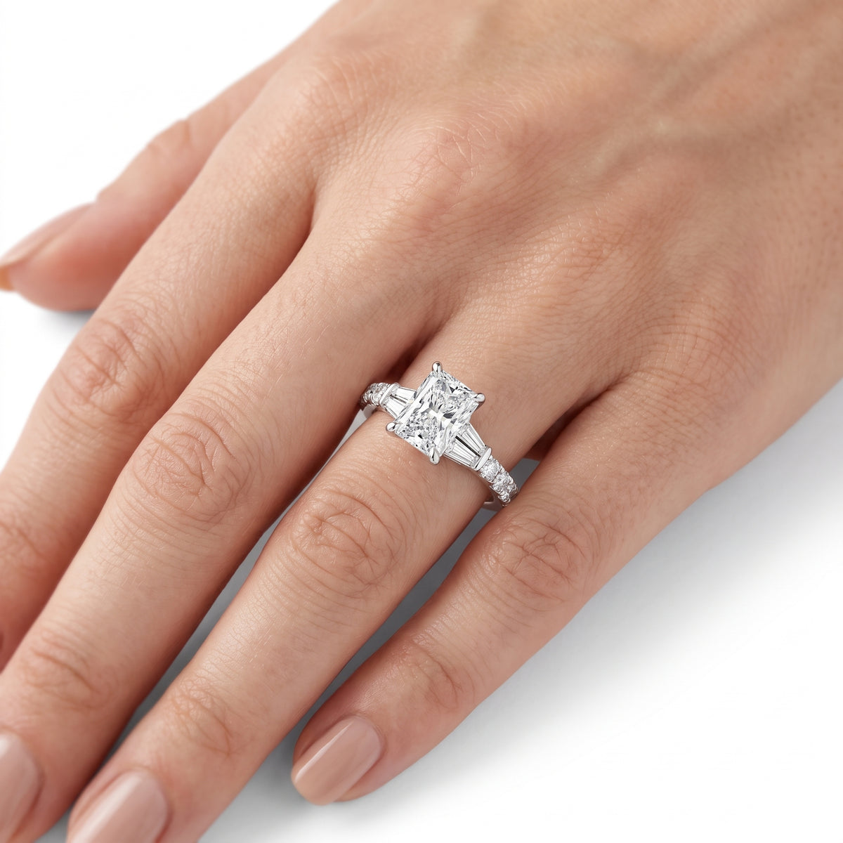 _lifestyle_image@SKU:R6517-LADT01000004W #metal_10k-white-gold+origin_lab-grown+quality_g-si