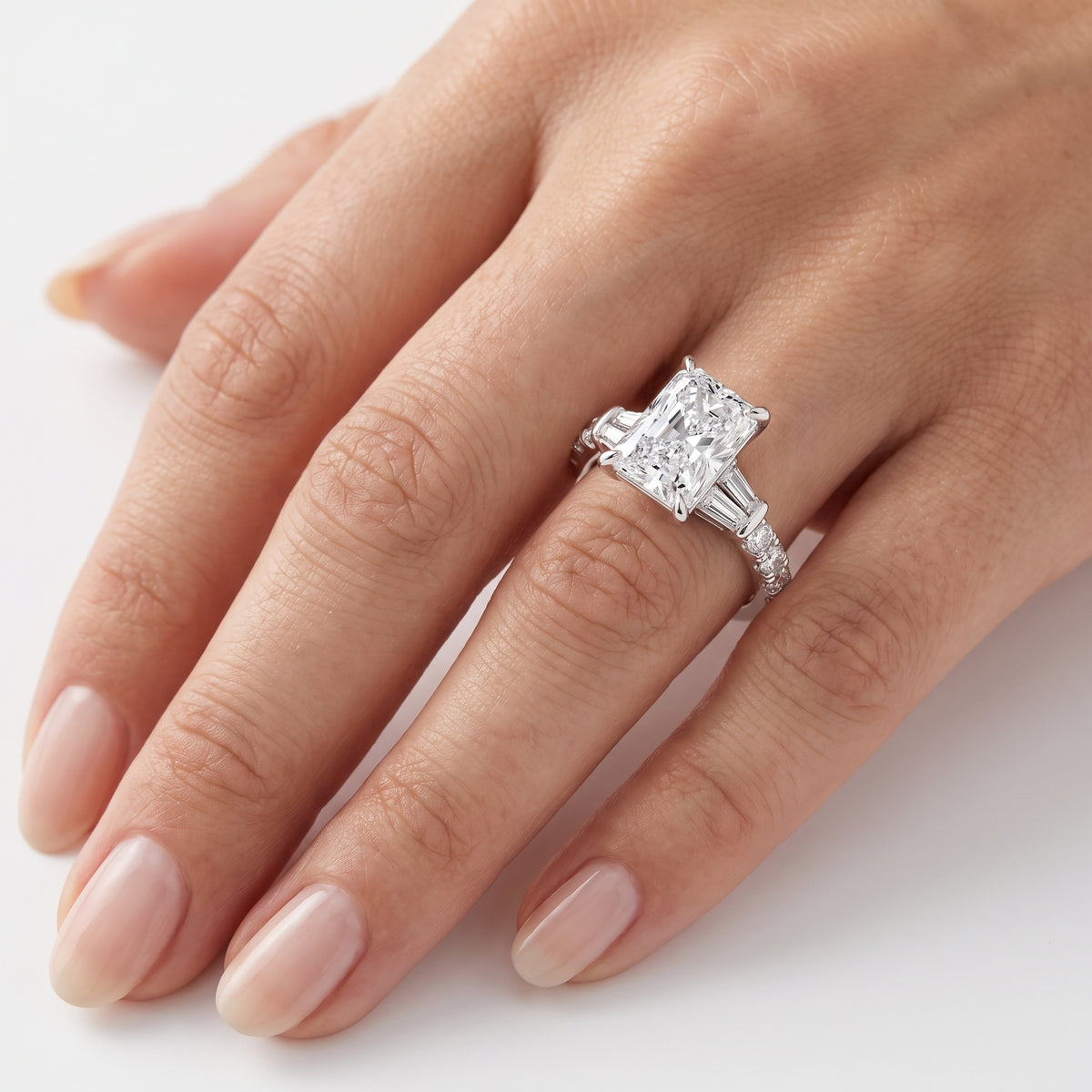 _lifestyle_image@SKU:R6517-LADT03000004W #metal_10k-white-gold+origin_lab-grown+quality_g-si