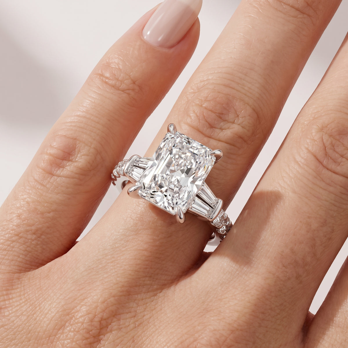 _lifestyle_image@SKU:R6517-LADT04000004W #metal_10k-white-gold+origin_lab-grown+quality_g-si