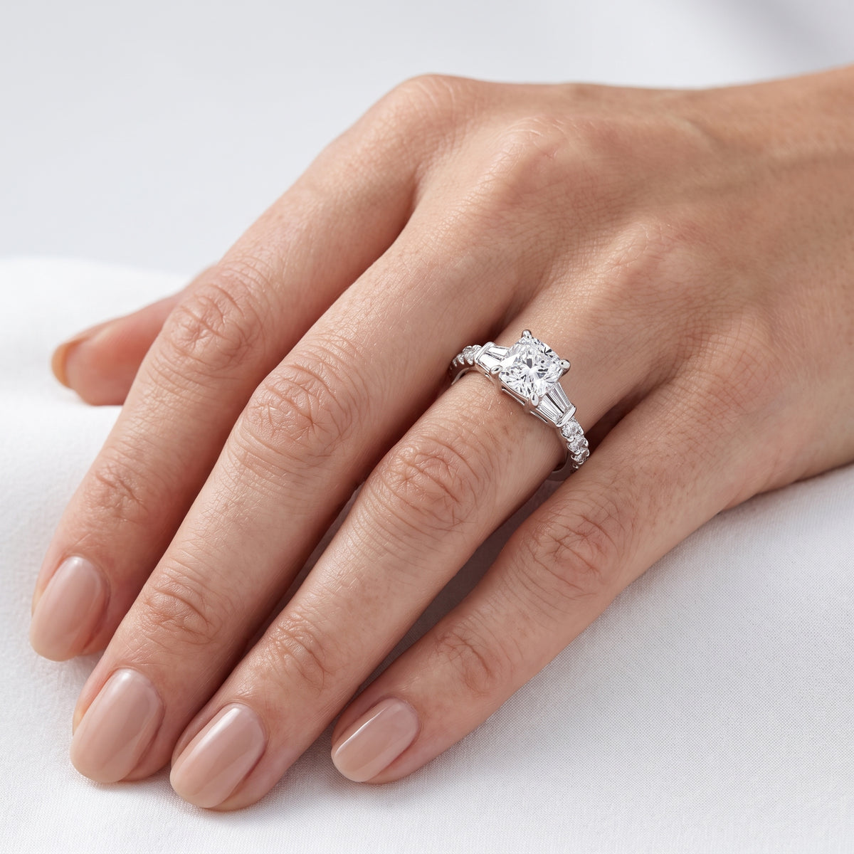 _lifestyle_image@SKU:R6517-LGDC01000004W #metal_14k-white-gold+origin_lab-grown+quality_ef-vs2+