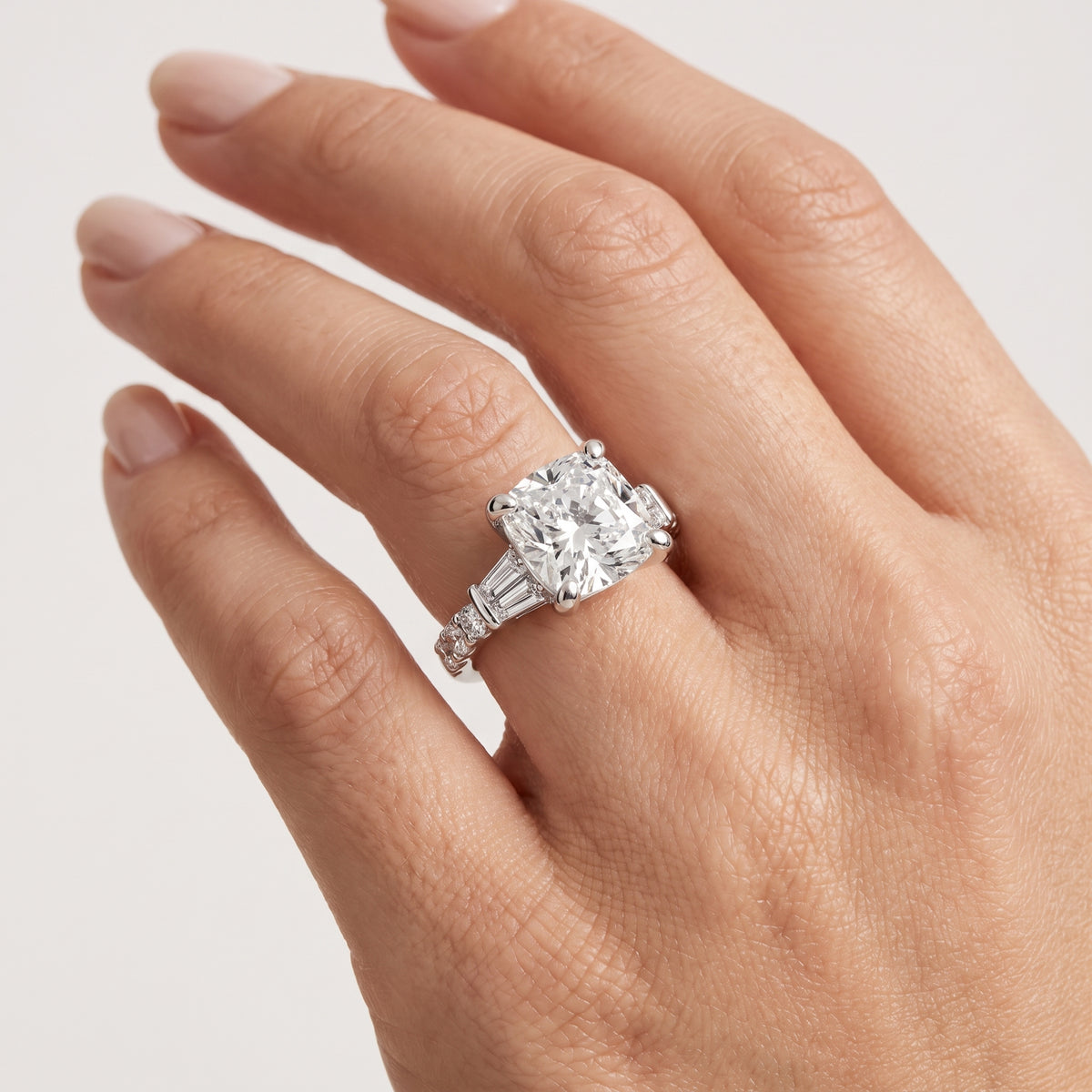 _lifestyle_image@SKU:R6517-LGDC04000004W #metal_14k-white-gold+origin_lab-grown+quality_ef-vs2+