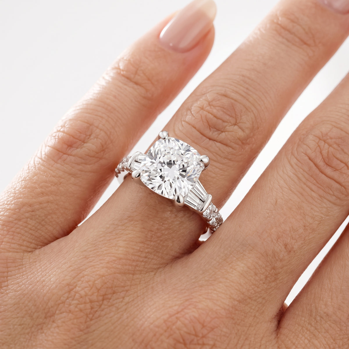 _lifestyle_image@SKU:R6517-LGDC0400000PL #metal_platinum+origin_lab-grown+quality_ef-vs2+
