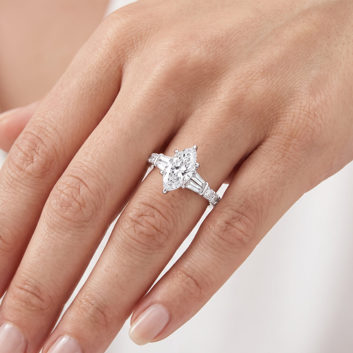 _lifestyle_image@SKU:R6517-LGDM01000004W #metal_14k-white-gold+origin_lab-grown+quality_ef-vs2+