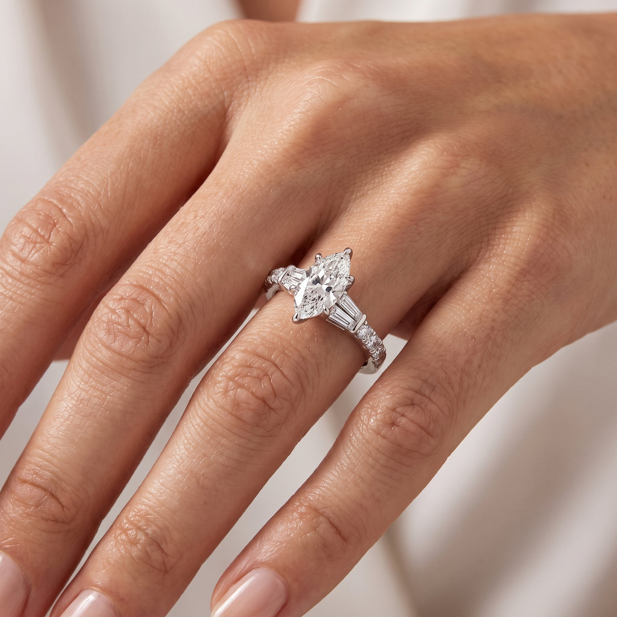 _lifestyle_image@SKU:R6517-LGDM0100000PL #metal_platinum+origin_lab-grown+quality_ef-vs2+