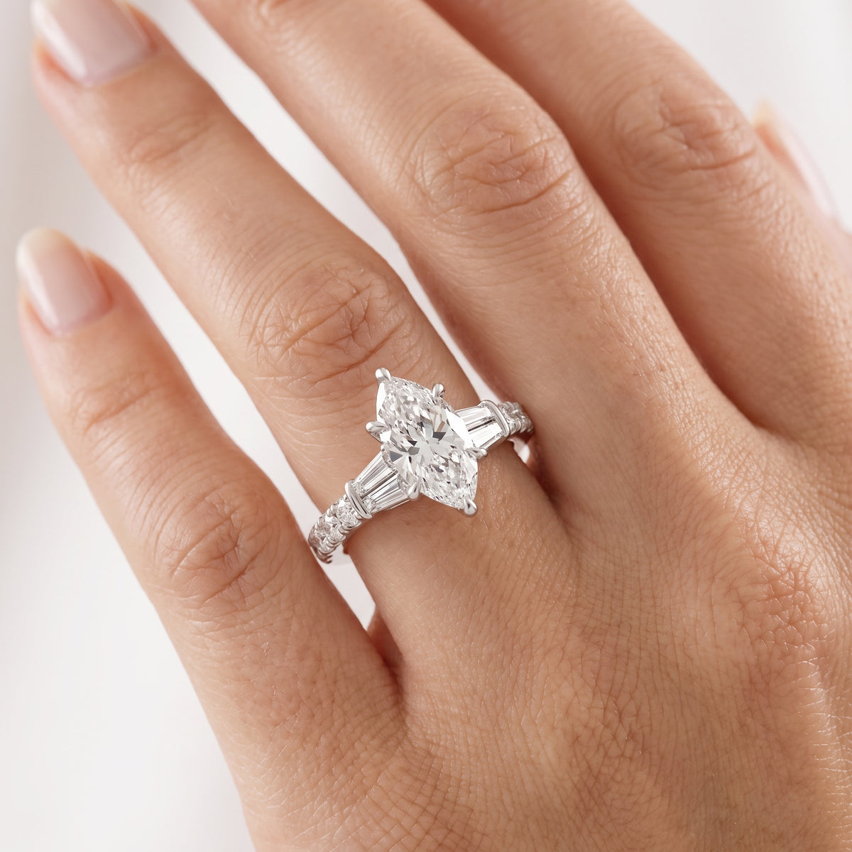 _lifestyle_image@SKU:R6517-LGDM0200000PL #metal_platinum+origin_lab-grown+quality_ef-vs2+