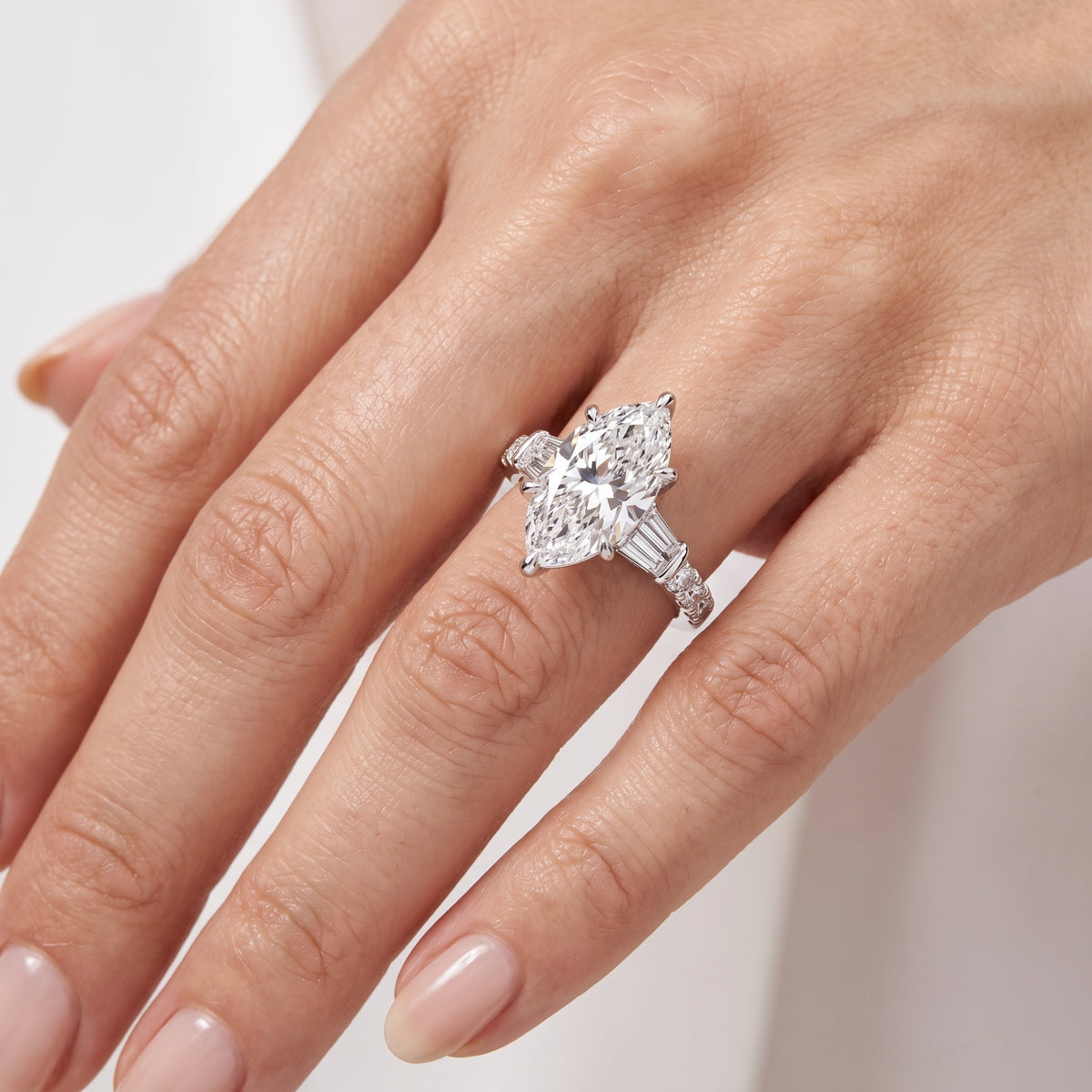 _lifestyle_image@SKU:R6517-LGDM03000004W #metal_14k-white-gold+origin_lab-grown+quality_ef-vs2+