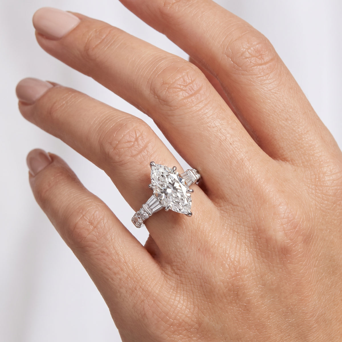 _lifestyle_image@SKU:R6517-LGDM0300000PL #metal_platinum+origin_lab-grown+quality_ef-vs2+