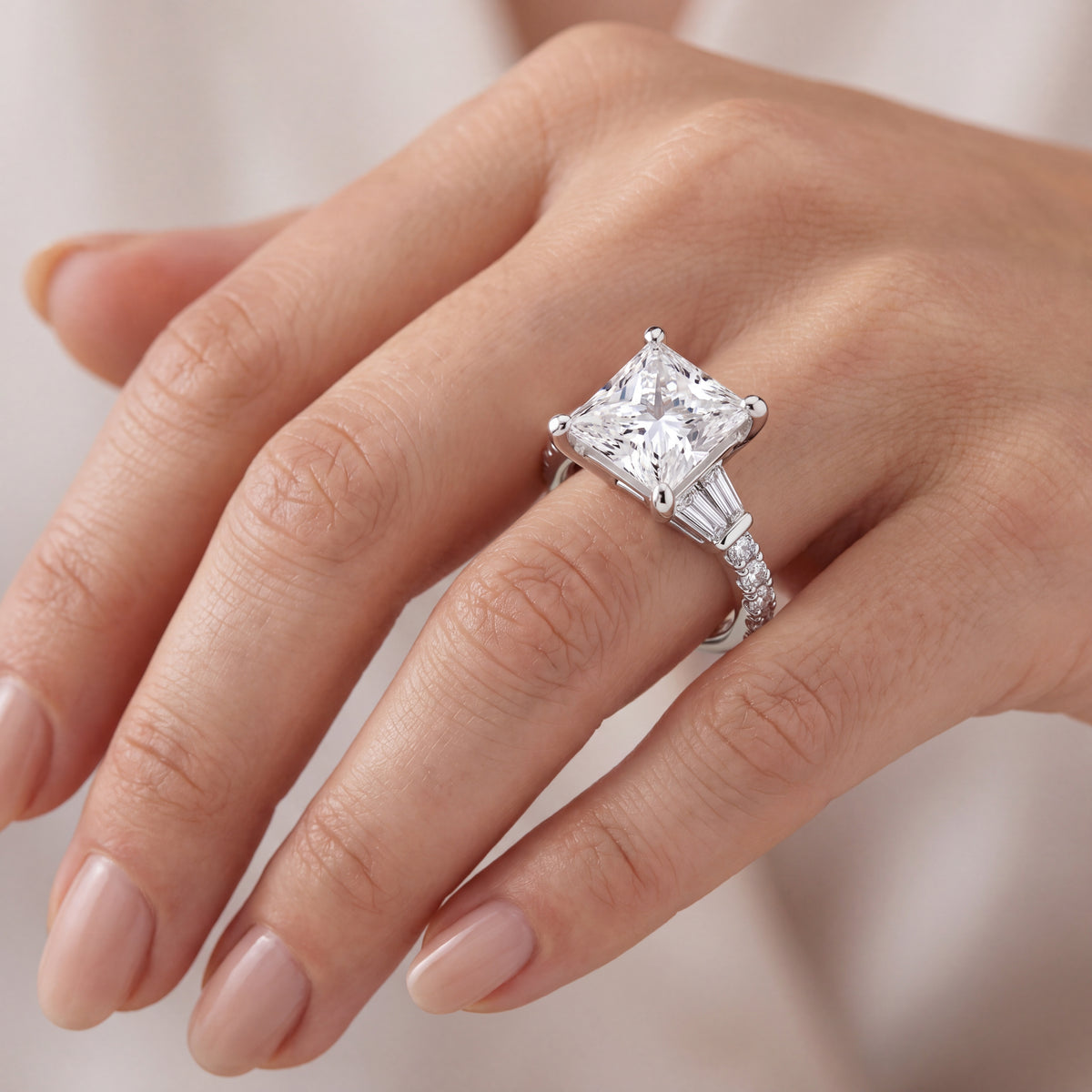 _lifestyle_image@SKU:R6517-LGDP03000004W #metal_14k-white-gold+origin_lab-grown+quality_ef-vs2+