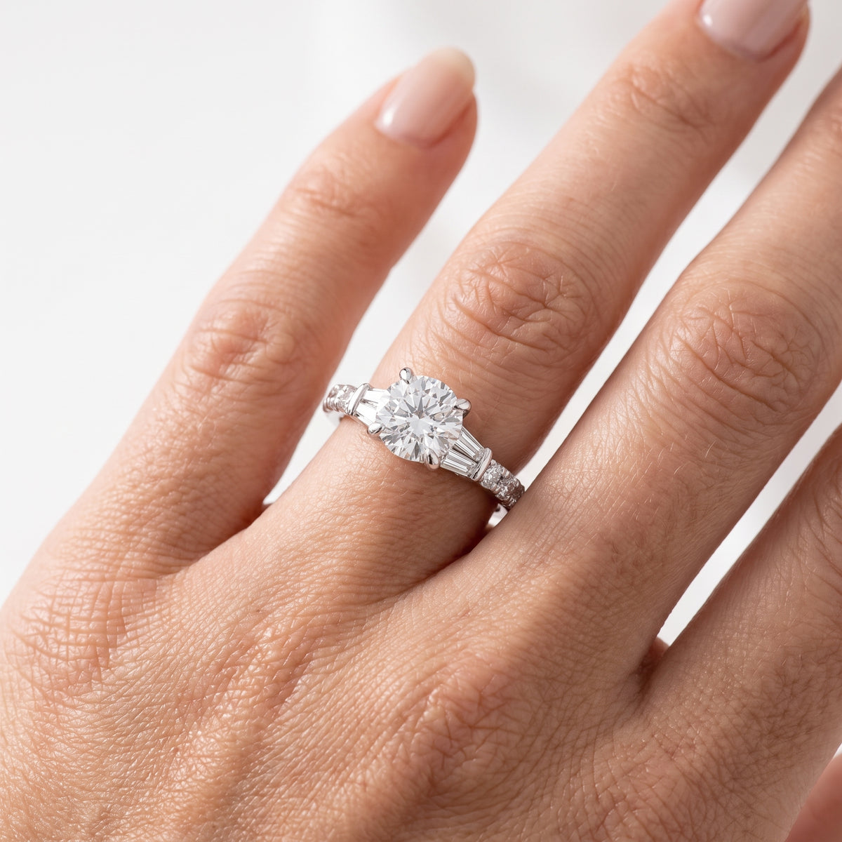 _lifestyle_image@SKU:R6517-LGDR02000004W #metal_14k-white-gold+origin_lab-grown+quality_ef-vs2+