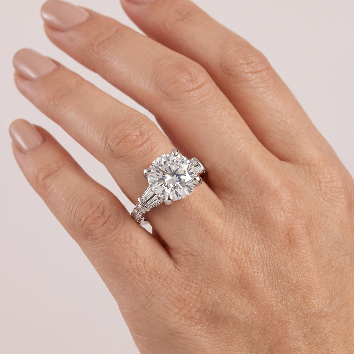 _lifestyle_image@SKU:R6517-LGDR0300000PL #metal_platinum+origin_lab-grown+quality_ef-vs2+