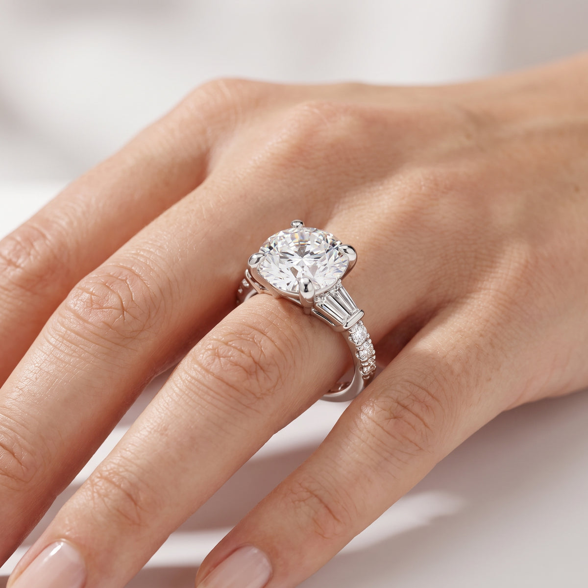 _lifestyle_image@SKU:R6517-LGDR0400000PL #metal_platinum+origin_lab-grown+quality_ef-vs2+