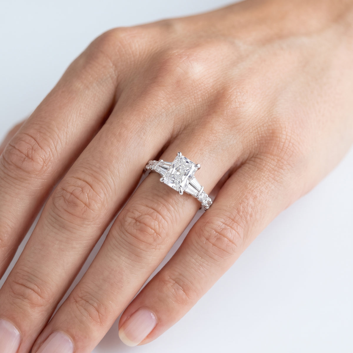 _lifestyle_image@SKU:R6517-LGDT01000004W #metal_14k-white-gold+origin_lab-grown+quality_ef-vs2+