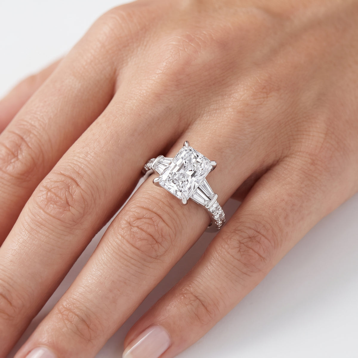_lifestyle_image@SKU:R6517-LGDT03000004W #metal_14k-white-gold+origin_lab-grown+quality_ef-vs2+