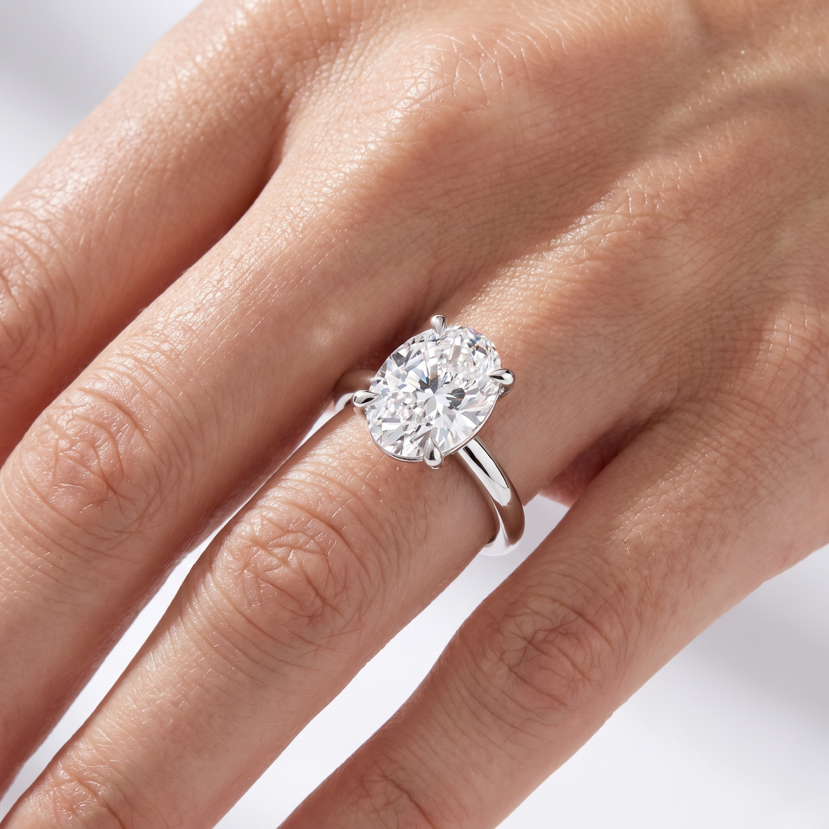 _lifestyle_image@SKU:R6828-NADO03000004W #metal_14k-white-gold+origin_lab-grown+quality_g-si