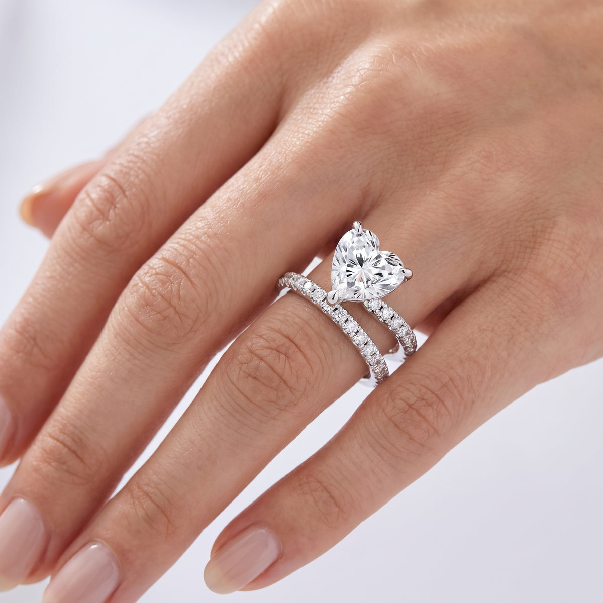 _lifestyle_image@SKU:R7245-LGDH0100000PL #metal_platinum+origin_lab-grown+quality_ef-vs2+