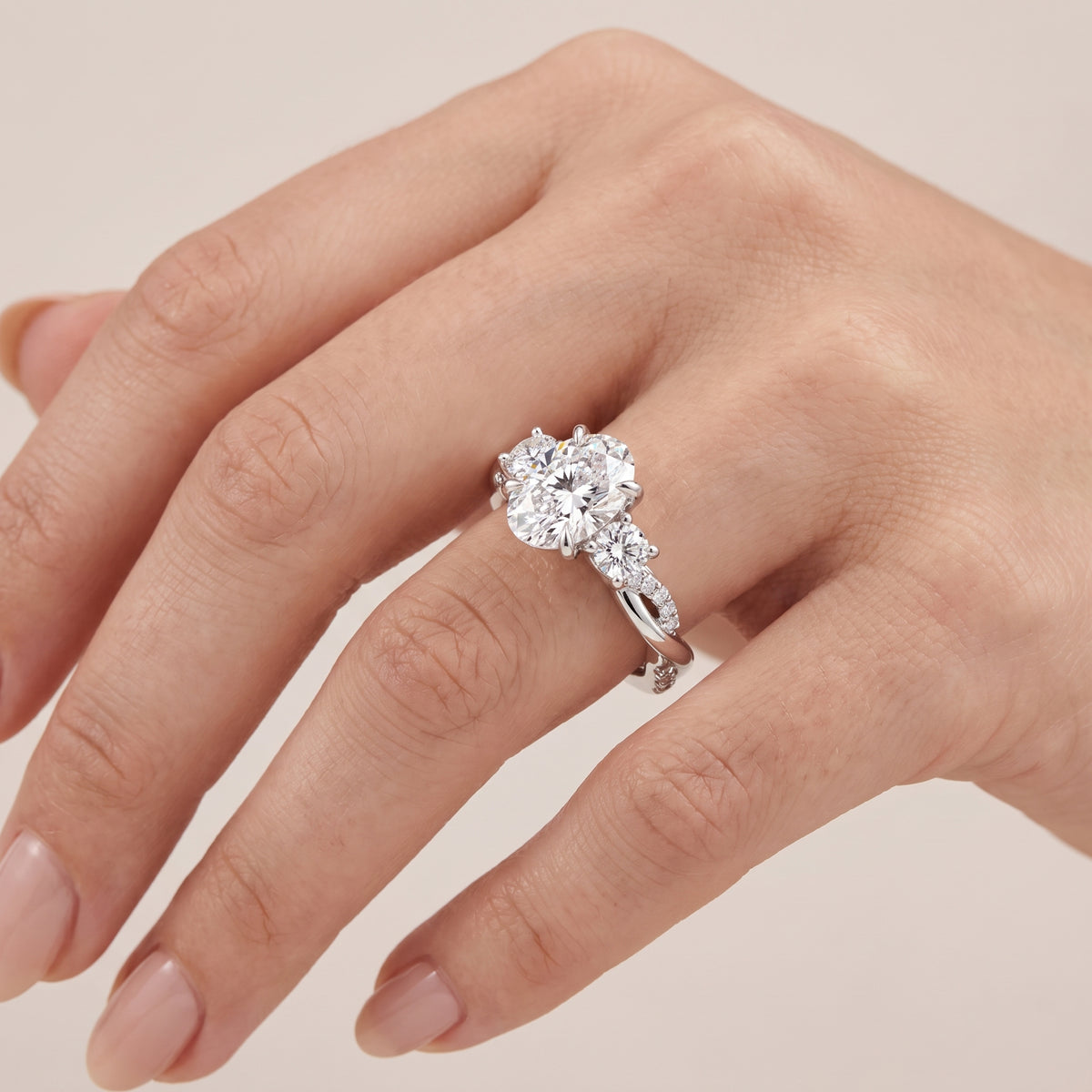 _lifestyle_image@SKU:R7494-NADO0200000PL #metal_platinum+origin_lab-grown+quality_ef-vs2+