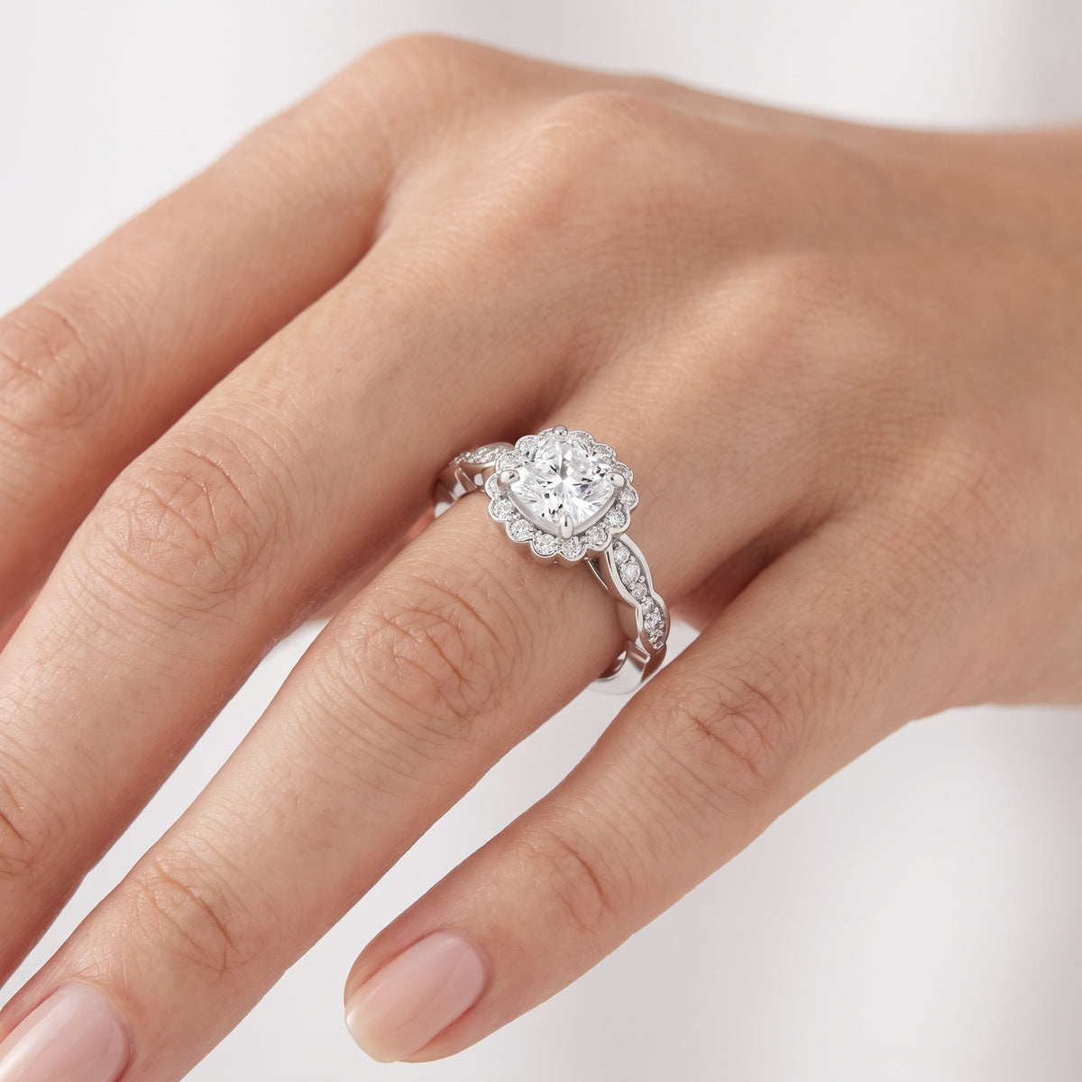 _lifestyle_image@SKU:R7538-LADC01000004W #metal_10k-white-gold+origin_lab-grown+quality_g-si