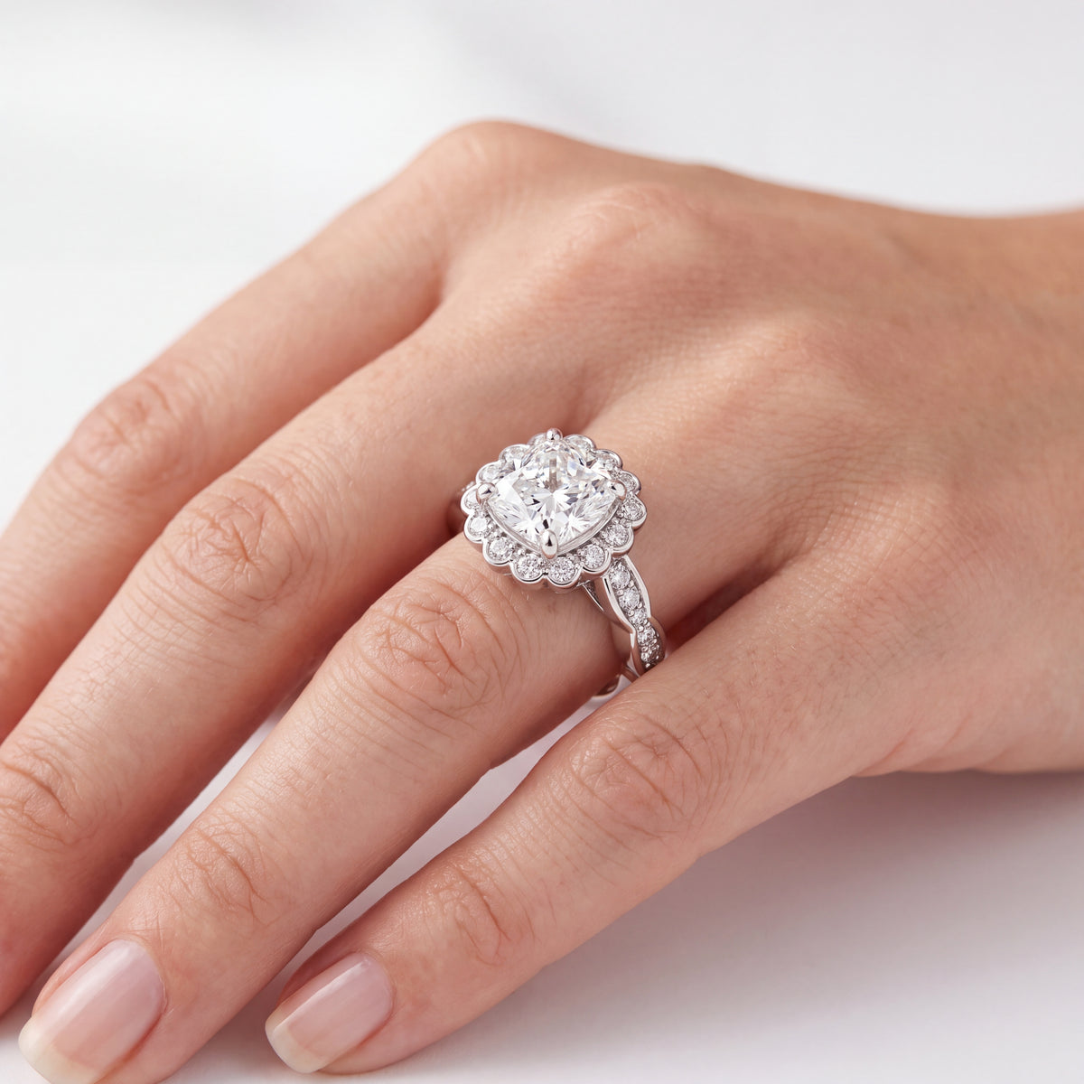 _lifestyle_image@SKU:R7538-LADC02000004W #metal_10k-white-gold+origin_lab-grown+quality_g-si