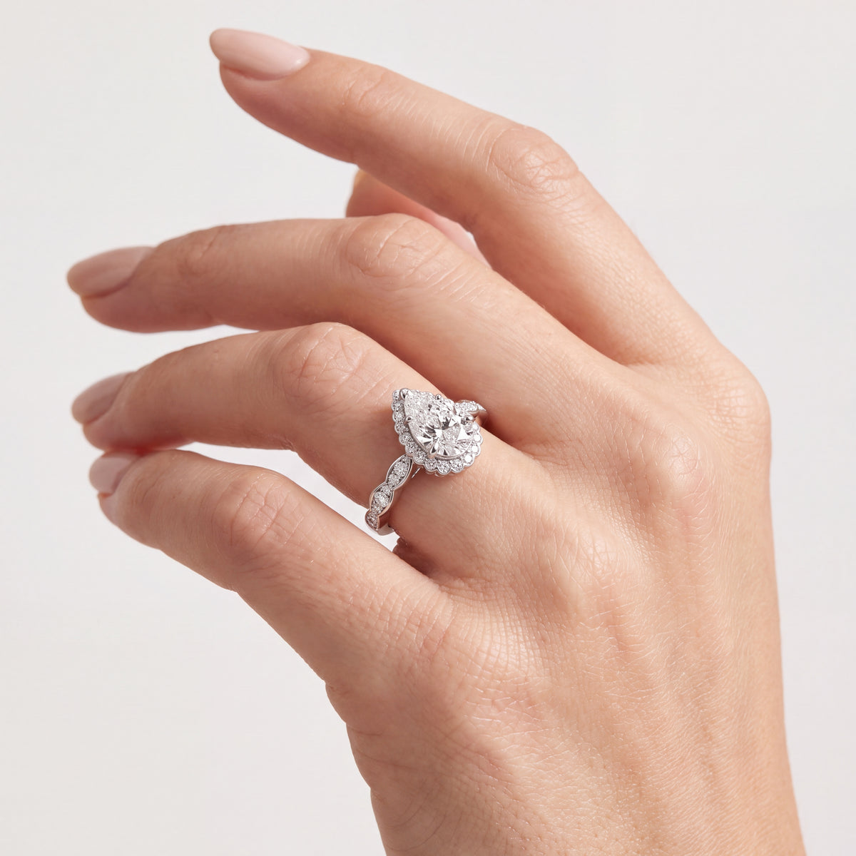 _lifestyle_image@SKU:R7538-LADD01000004W #metal_10k-white-gold+origin_lab-grown+quality_g-si