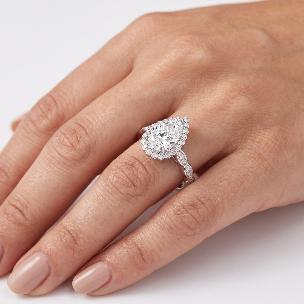 _lifestyle_image@SKU:R7538-LADD02000004W #metal_10k-white-gold+origin_lab-grown+quality_g-si