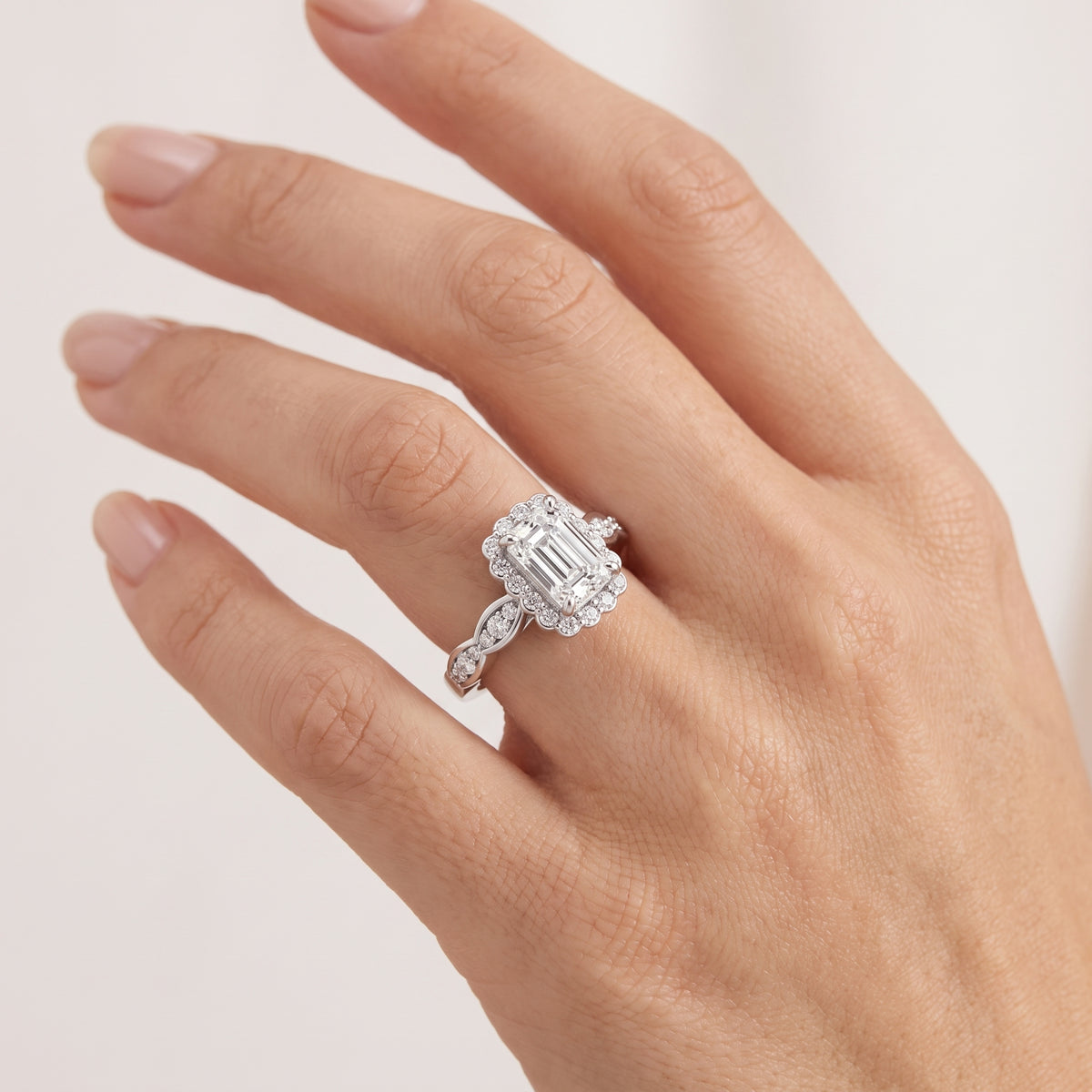 _lifestyle_image@SKU:R7538-LADE01000004W #metal_10k-white-gold+origin_lab-grown+quality_g-si
