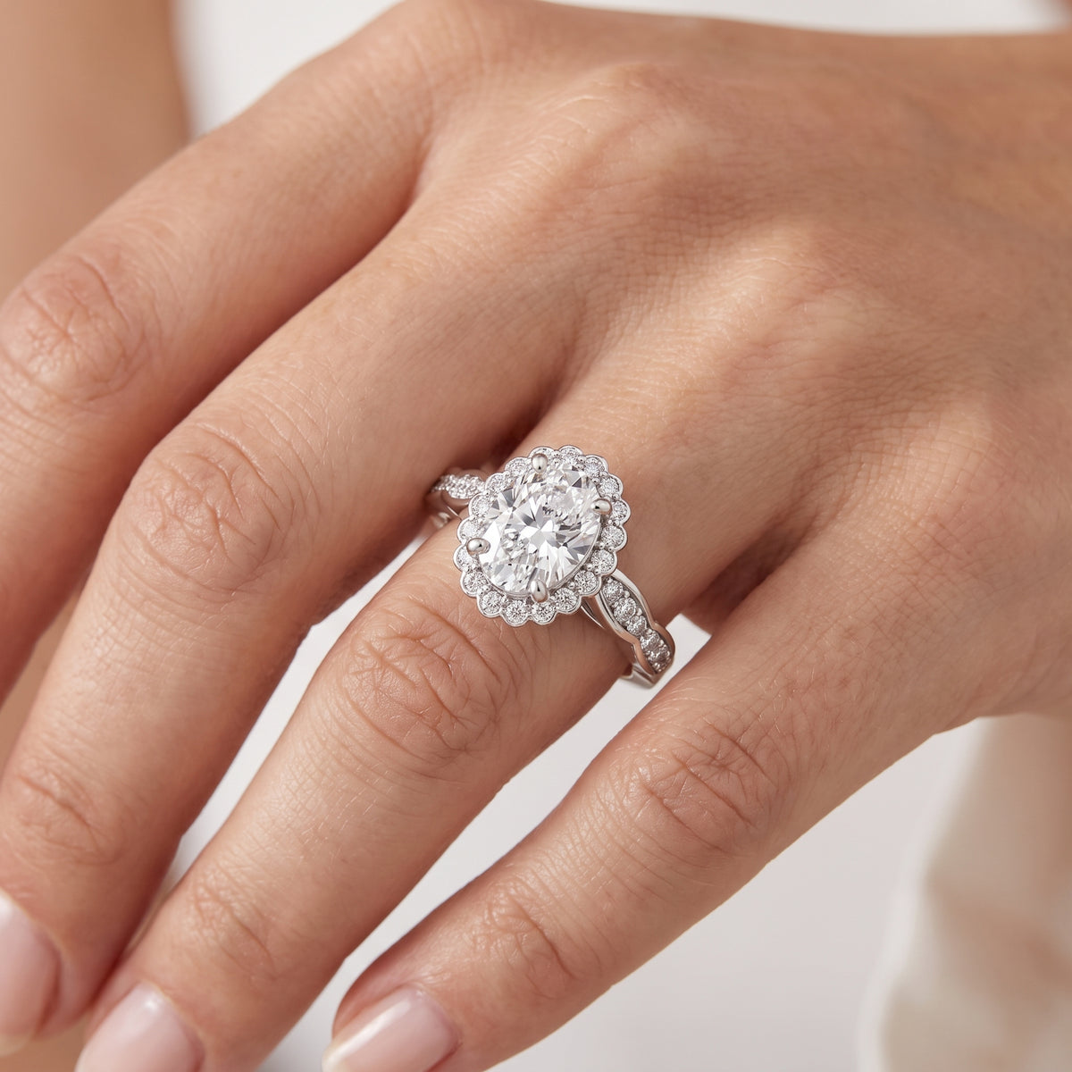 _lifestyle_image@SKU:R7538-LADO01000004W #metal_10k-white-gold+origin_lab-grown+quality_g-si