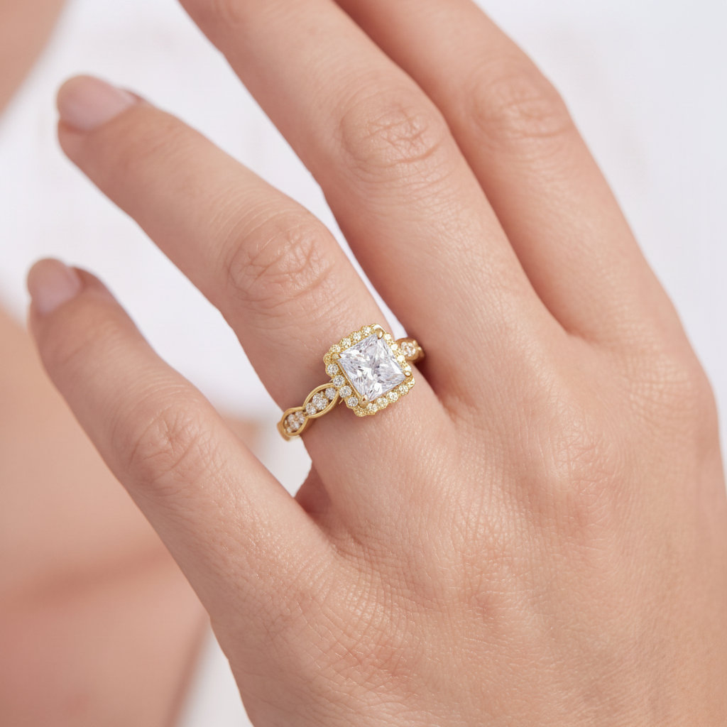 _lifestyle_image@SKU:R7538-LADP01000004Y #metal_10k-yellow-gold+origin_lab-grown+quality_g-si