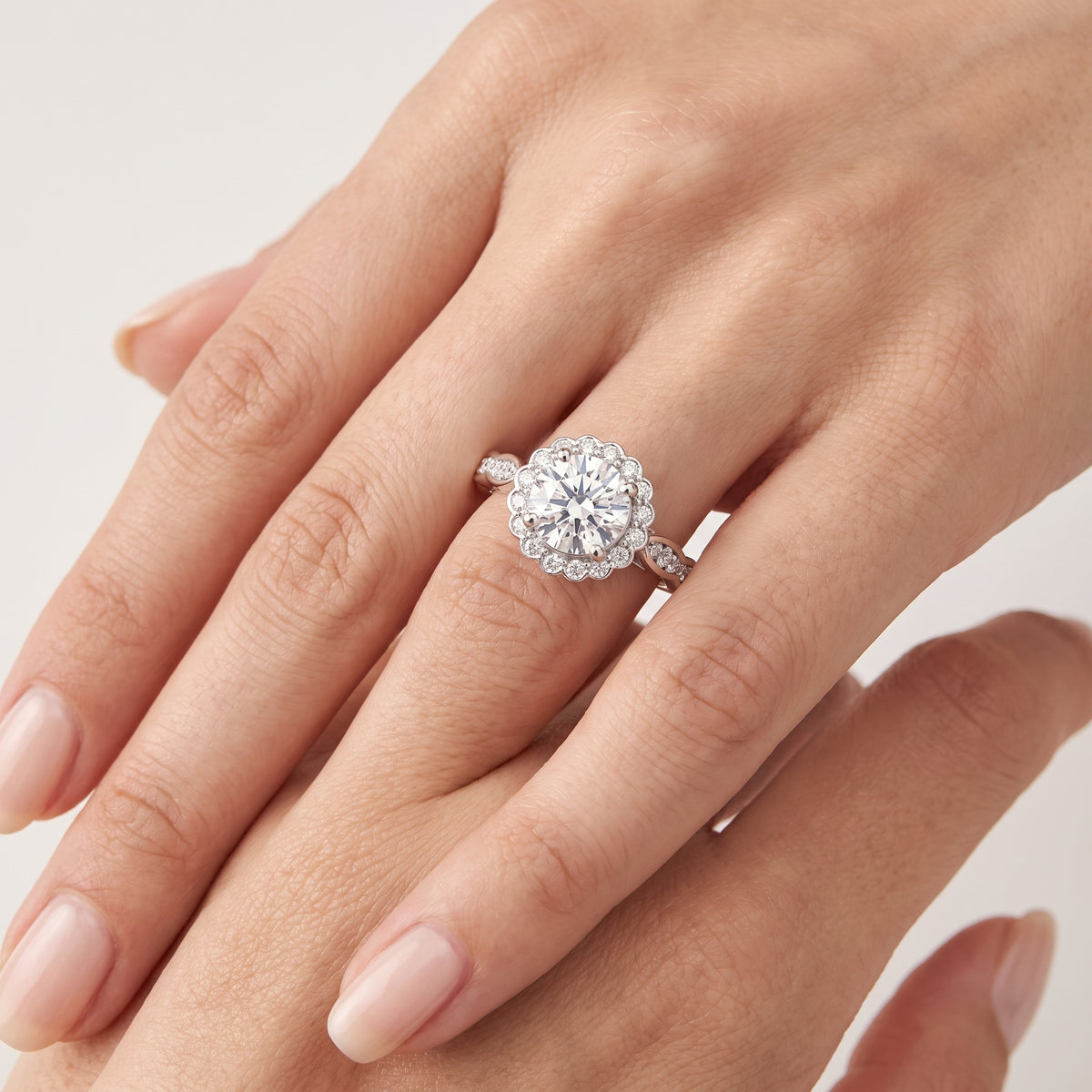 _lifestyle_image@SKU:R7538-LADR01000004W #metal_10k-white-gold+origin_lab-grown+quality_g-si