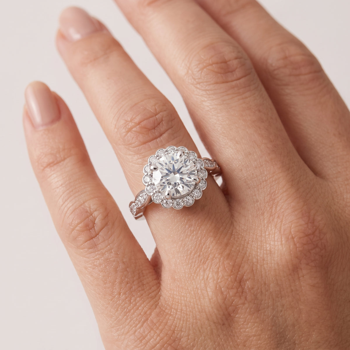 _lifestyle_image@SKU:R7538-LADR02000004W #metal_10k-white-gold+origin_lab-grown+quality_g-si