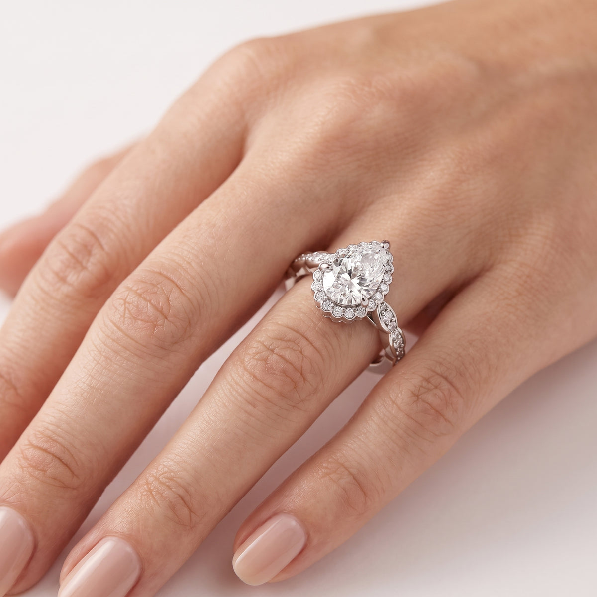 _lifestyle_image@SKU:R7538-NADD0100000PL #metal_platinum+origin_lab-grown+quality_ef-vs2+